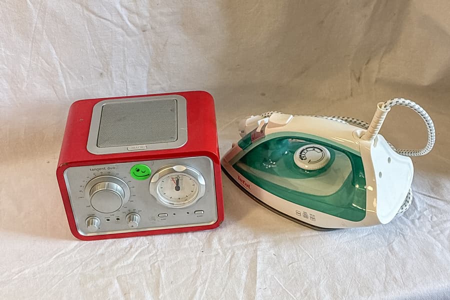 Bügeleisen und Küchenradio